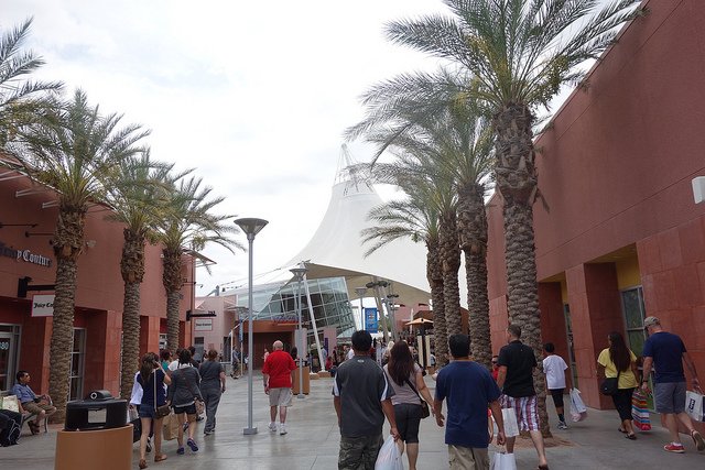 Las Vegas North Premium Outlets opens new sneaker boutique, P448